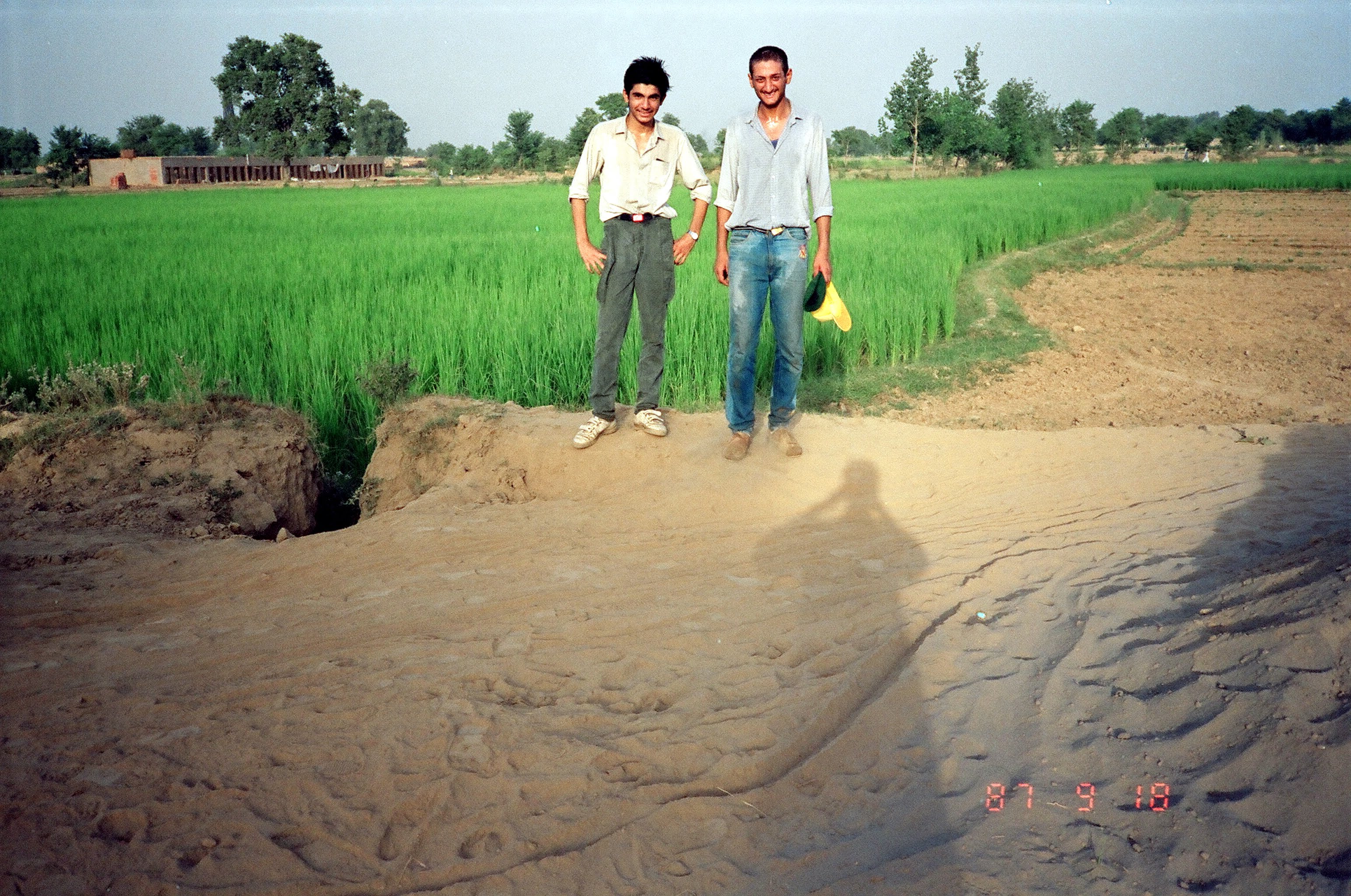 🛤️ Mehboob, Aamir & Wasi: The 10-Mile Walk - Trekking the Railway Tracks Back to Lahore 15